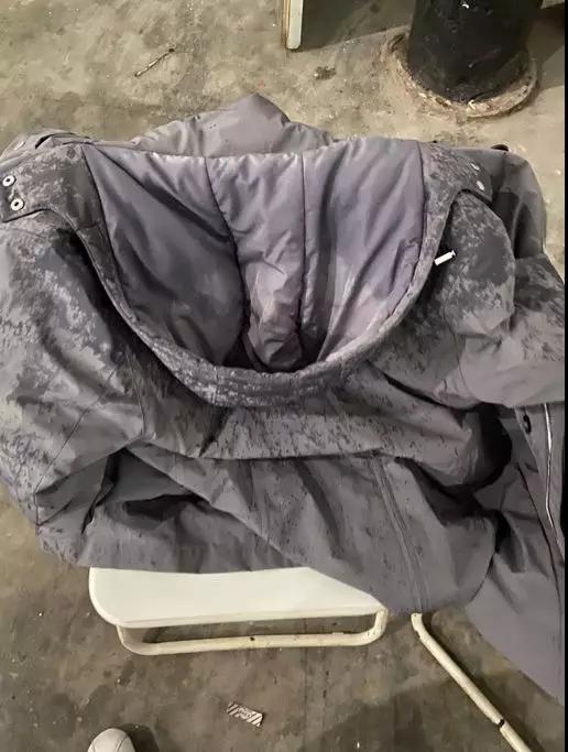 外衣被雨雪打濕，心里卻滿是干勁